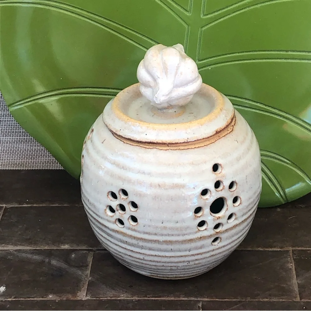 Studio Pottery Handmade Glazed Stoneware Signed Garlic Keeper - Picture 5 of 12